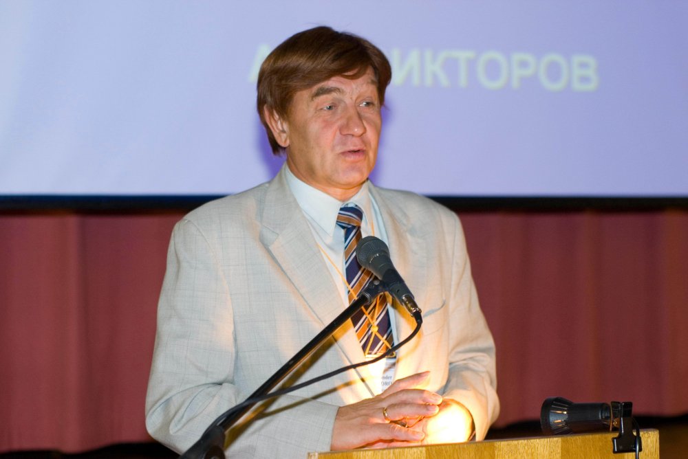 A.Viktorov, Chairman of the Science and Higher School Committee of St.Petersburg government, is making the speech