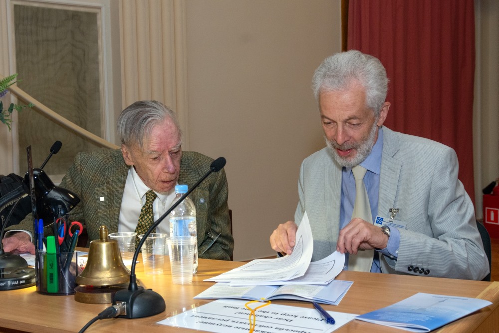 Д-р Дж. Марк (США) и д.т.н. Ю.А. Литманович (Россия)