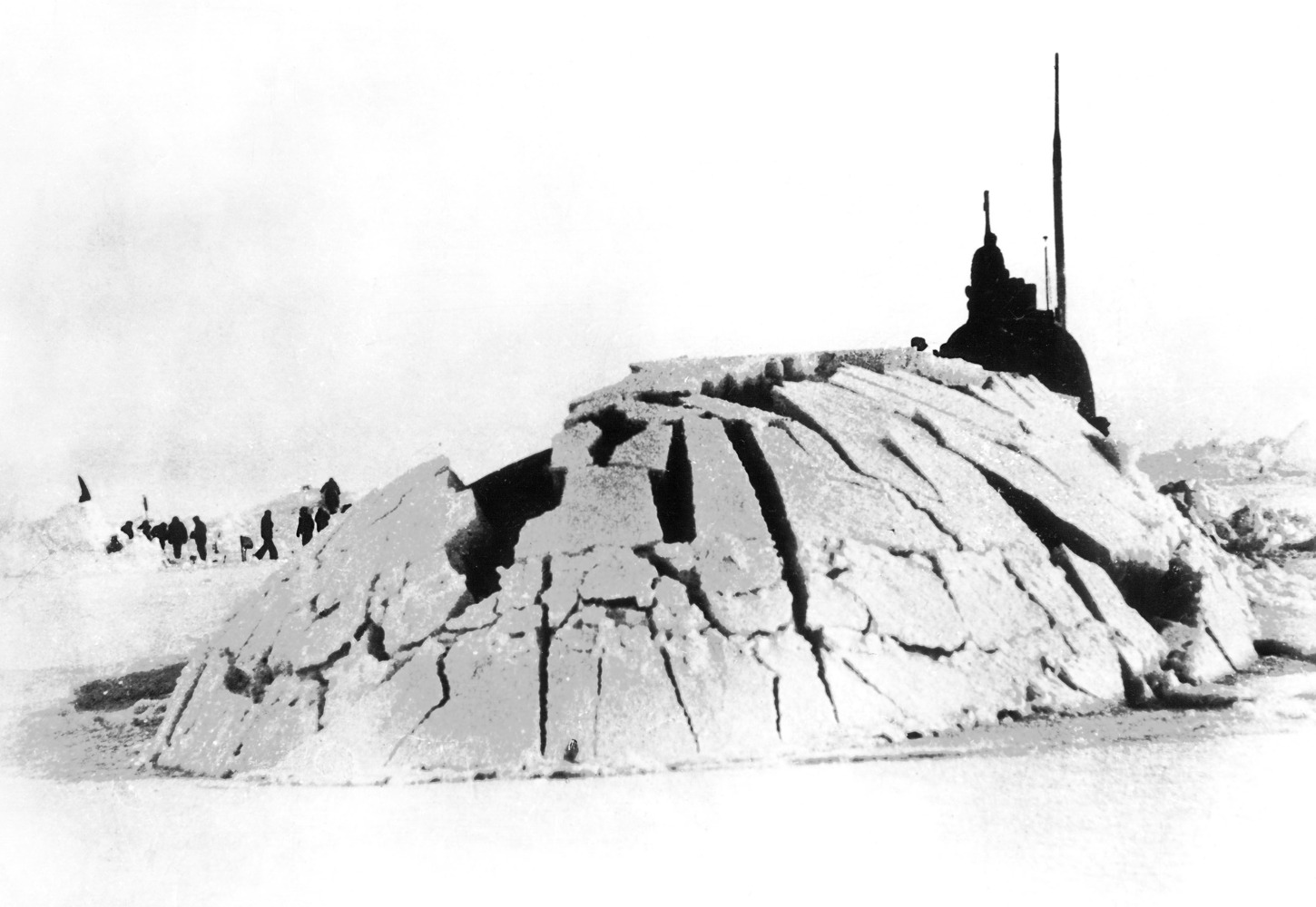 Всплытие советской подводной лодки из-подо льда в районе Северного полюса 