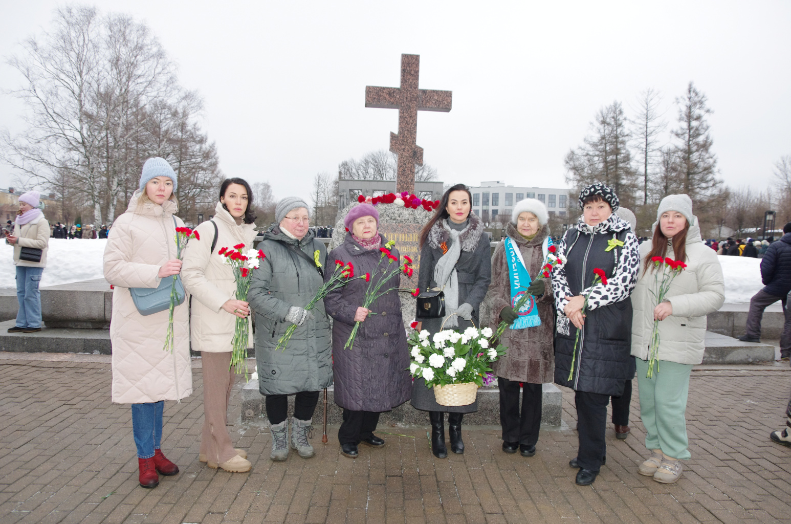 Возложение цветов и венков на Серафимовском кладбище 