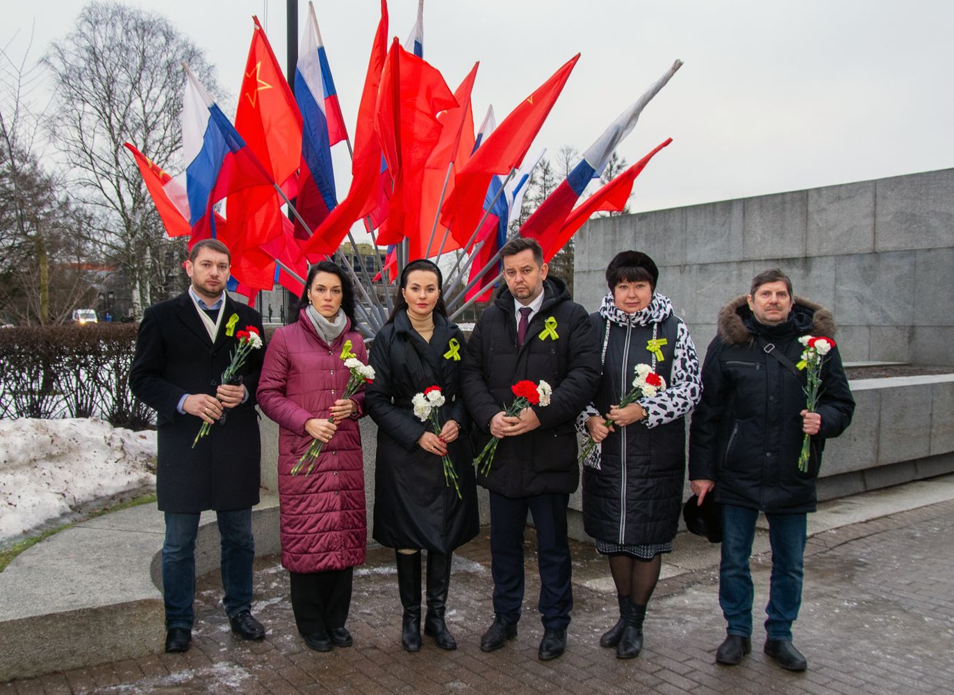Возложение цветов на Серафимовском кладбище