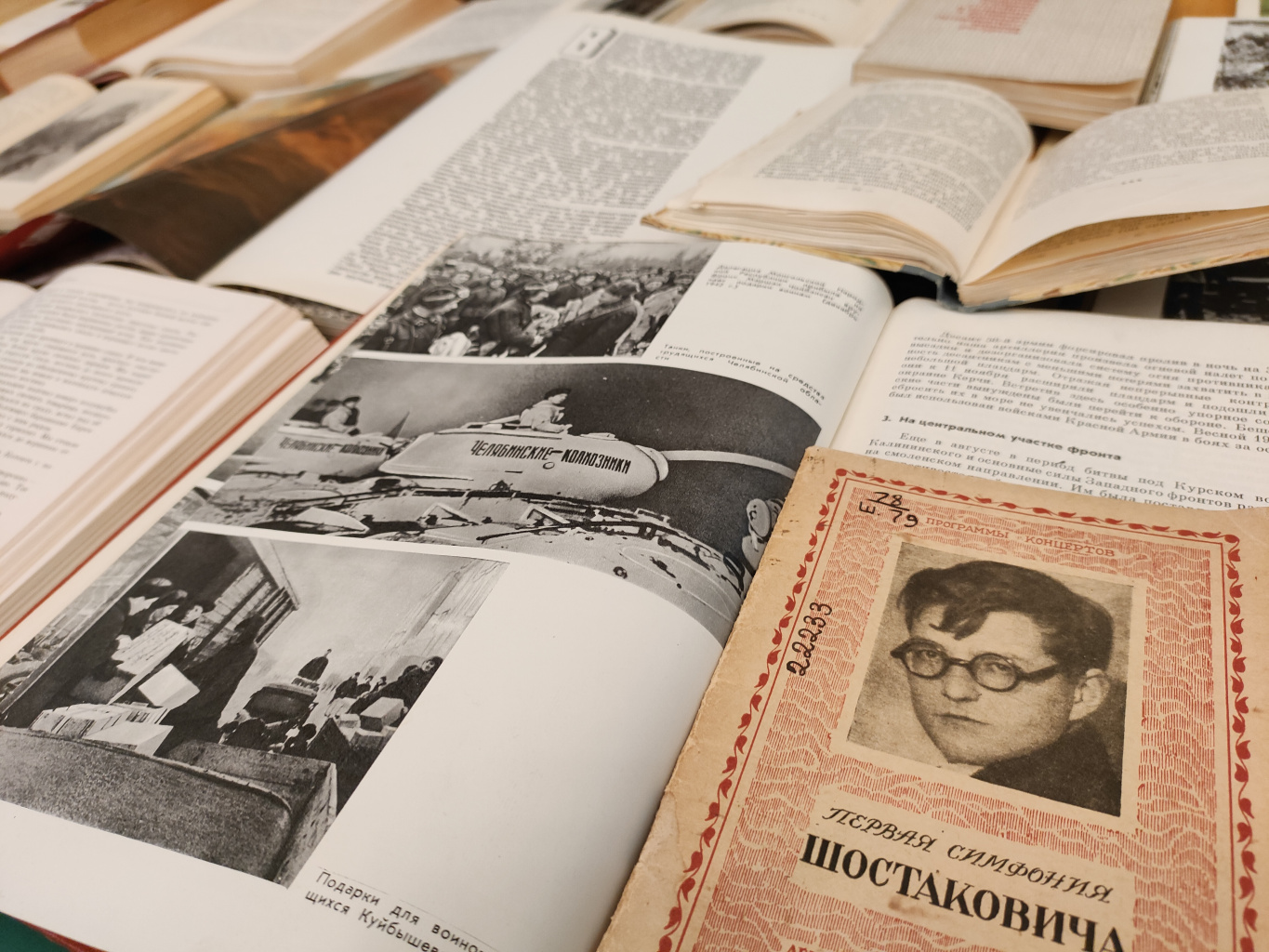 Книжная выставка к 80-летию освобождения Ленинграда от блокады
